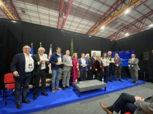 Participantes e vencedores dos Prémios Mineral Resources, pousam para fotografia final do evento.